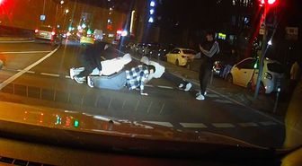 Yola atlayıp yaptıkları akılalmaz! Hem de en işlek caddelerden birinde
