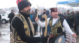 Bakan Gürlek memleketinde davul ve zurnayla karşılandı