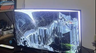 Televizyonda gördüğüne daha fazla dayanamayıp yumrukladı