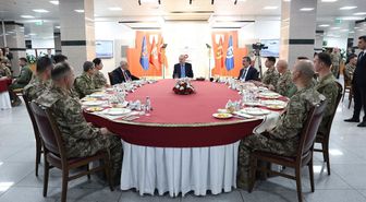 Cumhurbaşkanı Erdoğan, iftarda Mehmetçikle bir araya geldi
