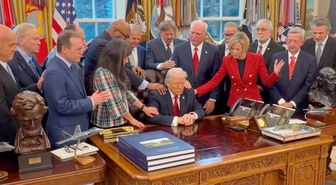 Oval Ofis'te toplanan Evangelist papazlardan Trump'a toplu dua