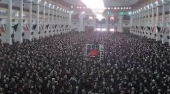 Tebriz'de binlerce kişinin katılımıyla cuma namazı kılındı