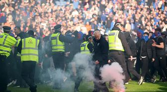 Dün geceye damga vuran derbi! Taraftarlar sahaya indi