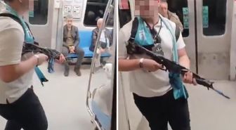 Elindeki oyuncak silahı, metrodaki insanlara doğrulttu