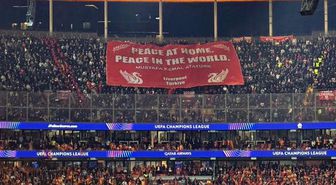 Liverpool taraftarlarından maça damga vuran Atatürk pankartı