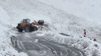 Hakkari'de yolcu otobüsü çığ alltında mahsur kaldı