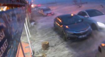 Hatay'da fırtına yaşamı olumsuz etkiledi; dalgalar yola kadar geldi
