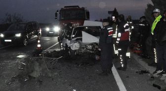 Manisa'da feci kaza: 2 ölü, 5 yaralı