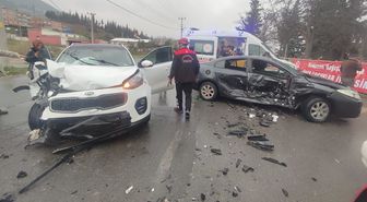 Kaza değil resmen can pazarı! 4 kişi araçta sıkıştı