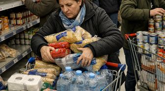 Komşuda savaş korkusu: Halk, ürün stoklamaya başladı