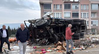 Fren sisteminde arıza olduğu iddia edilen kamyon, 4 araca çarptı: 19 yaralı