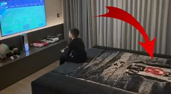 Fenerbahçe'nin eski yıldızı oğlunu oyun oynarken paylaştı! Yataktaki Beşiktaş detayı bomba