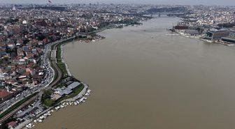 Sağanak sonrası İstanbul Boğazı'ndaki renk değişimi havadan görüntülendi
