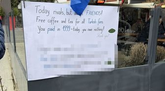 Kosova'nın başkenti Priştine'de bir kafenin astığı yazı olay oldu