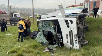 İstanbul'dan yarışmadan dönen öğrencileri taşıyan midibüs şarampole devrildi: 9'u öğrenci 15 yaralı