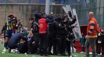 Fenerbahçe'ye çirkin saldırı! Polis kalkan oldu