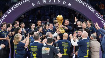 Şampiyon Fenerbahçe Opet, kupasını aldı