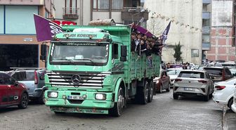 Savaştan kaçmıyorlar! Kamyon kasasına binip gittikleri yer herkesi şaşırttı