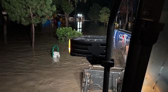Osmaniye'de sağanak nedeniyle Savrun Çayı ve Bülbül Deresi taştı; sele kapılan otomobildeki 2 kişi öldü
