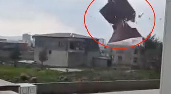Kuvvetli rüzgar evin çatısını uçurdu; o anlar kamerada