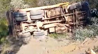 Alanya'da kamyon şarampole devrildi sürücü hayatını kaybetti
