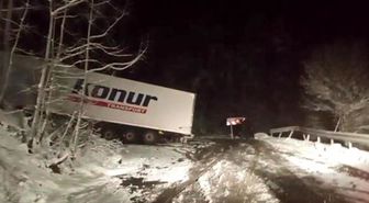 Ardahan-Artvin karayolunda kayan tır yolu kapattı, onlarca araç mahsur kaldı