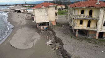 Sakarya'da kıyı erozyonu nedeniyle bir villa yıkılma tehlikesi yaşıyor