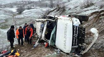 Artvin'de ambulans uçuruma yuvarlandı: 1 ölü, 4 yaralı