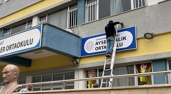 Ayser Çalık Ortaokulu'nun tabelası, yeni binaya asıldı