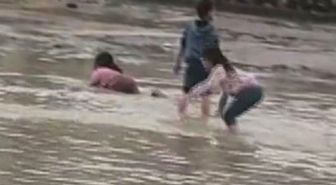 Çocukların sel sularında tehlikeli oyunu