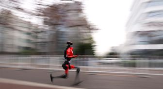 Dünya rekorundan 7 dakika daha hızlı: Robot 'Flash' Pekin'de tarih yazdı