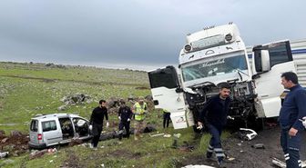 Şanlıurfa'da tır ile hafif ticari araç çarpıştı: 2 ölü, 1 yaralı
