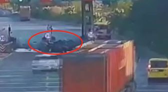 Genç doktorun aracı yanarken trafik umarsızca aktı