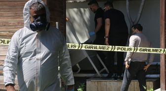 Kötü kokudan şüphelenerek baktıkları reklam panosundan tanınmayacak halde ceset çıktı