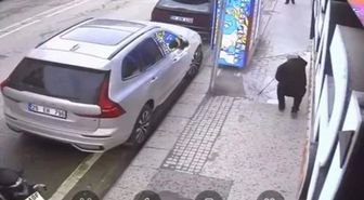 Rüzgarda patlayan camın parçaları başına düştü; o anlar kamerada