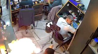 Tamircideki şarja takılı cep telefonu alev aldı