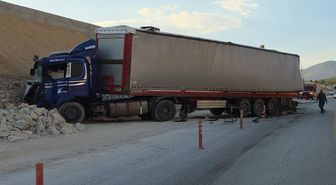 İstinat duvarına çarpan TIR'daki mermerler, otomobildekilerin üzerine düştü; 1 ölü, 3 yaralı