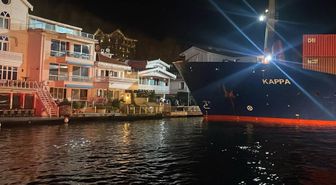 İstanbul Boğazı'nda faciadan dönüldü: Yalıya metreler kala karaya oturdu