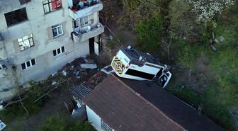 Kağıthane'de okul servisi evin çatısına düştü