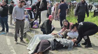 Halk otobüsü otomobilin üzerine devrildi: 44 yaralı
