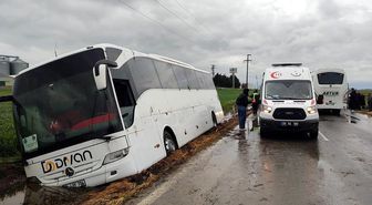 1 Mayıs kutlamalarına giden işçileri taşıyan otobüs yoldan çıktı; 1 yaralı
