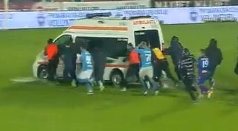 En sonunda bunu da gördük! Sahaya giren ambulansı futbolcular itti