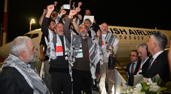İsrail'in alıkoyduğu Küresel Sumud Filosu aktivistlerini taşıyan uçak İstanbul'a iniş yaptı