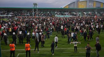 Maç bitti yüzlerce Amedspor taraftarı sahaya daldı