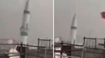 Fırtınada minarenin yıkılma anı kamerada
