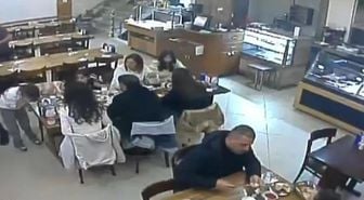 Nefes borusuna yemek kaçan küçük kızı restoran çalışanı kurtardı