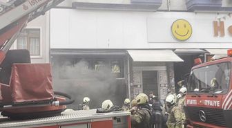 Fatih'te marketin deposunda yangın çıktı, binada mahsur kalanlar kurtarıldı