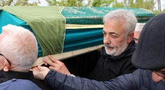 Oyuncu Mehmet Aslantuğ, annesini son yolculuğuna uğurladı