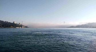 İstanbul Boğazı'nda yoğun sis etkili oldu, köprü neredeyse kayboldu