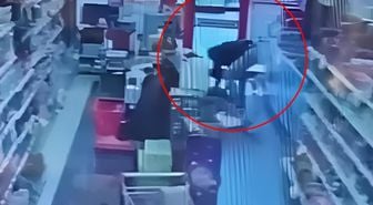 Jandarma personelinin, marketteki müşteriyi kalp masajıyla hayata bağladığı anlar kamerada